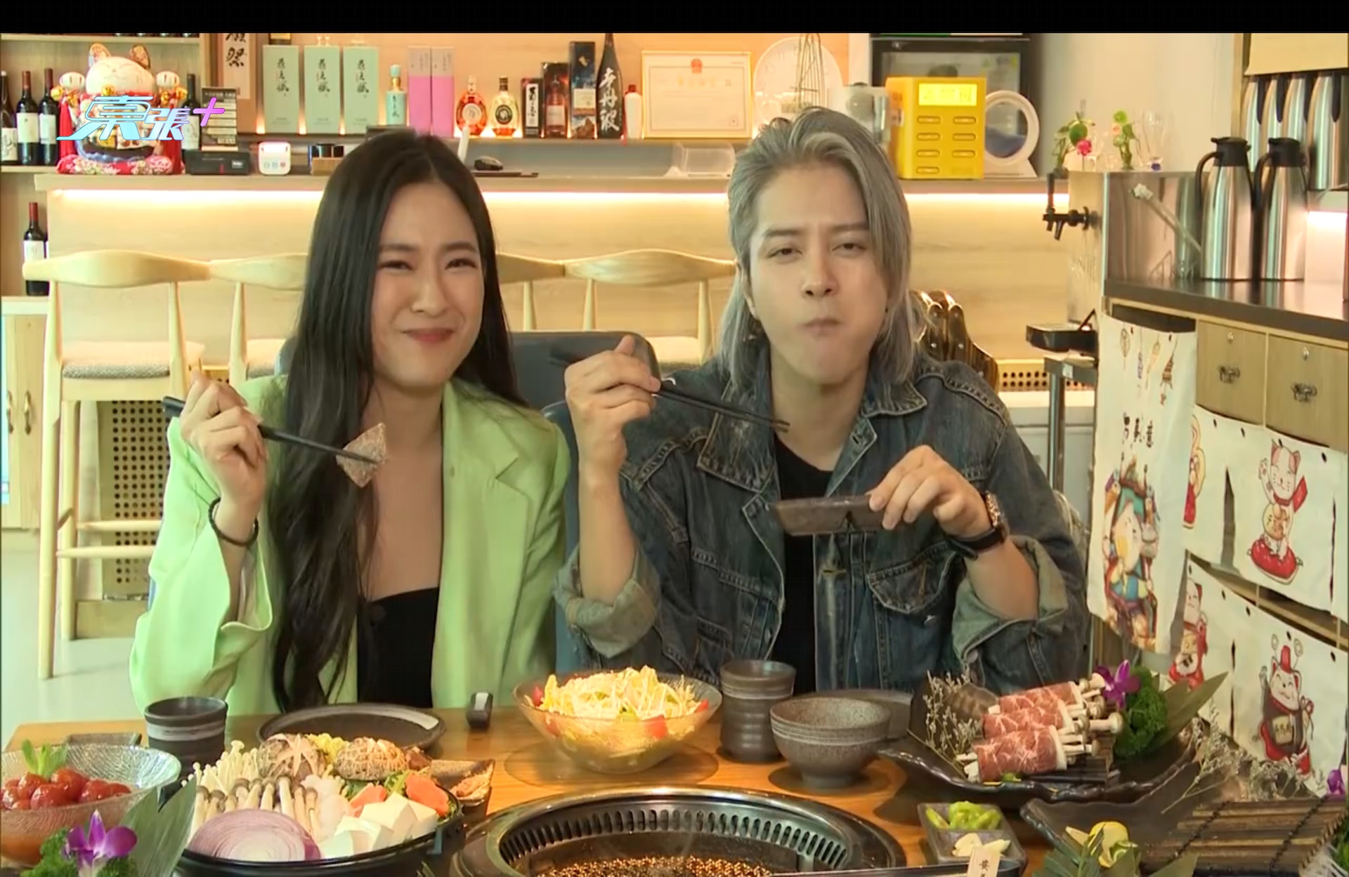 張彥博請《東張+》主持陳懿德一同試食主打菜式壽喜燒和日式炭火烤肉。