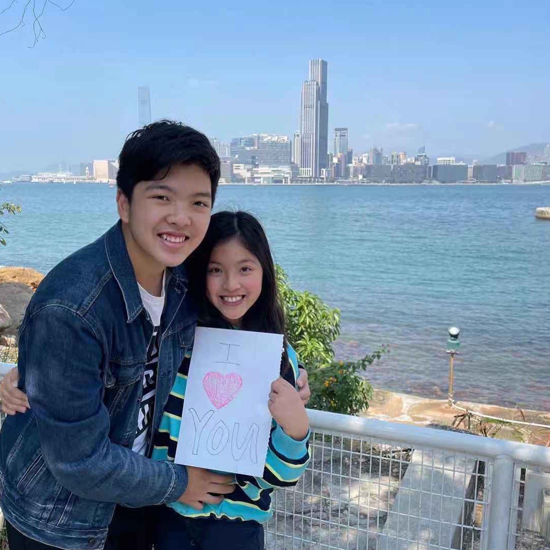 兩兄妹感情很好。