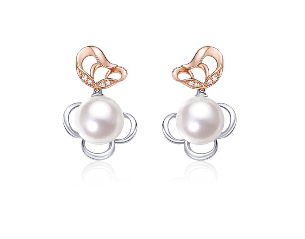 周大福18K/750 白色及玫瑰色黃金美鑽珍珠長春花蝴蝶輪廓耳環$5,900