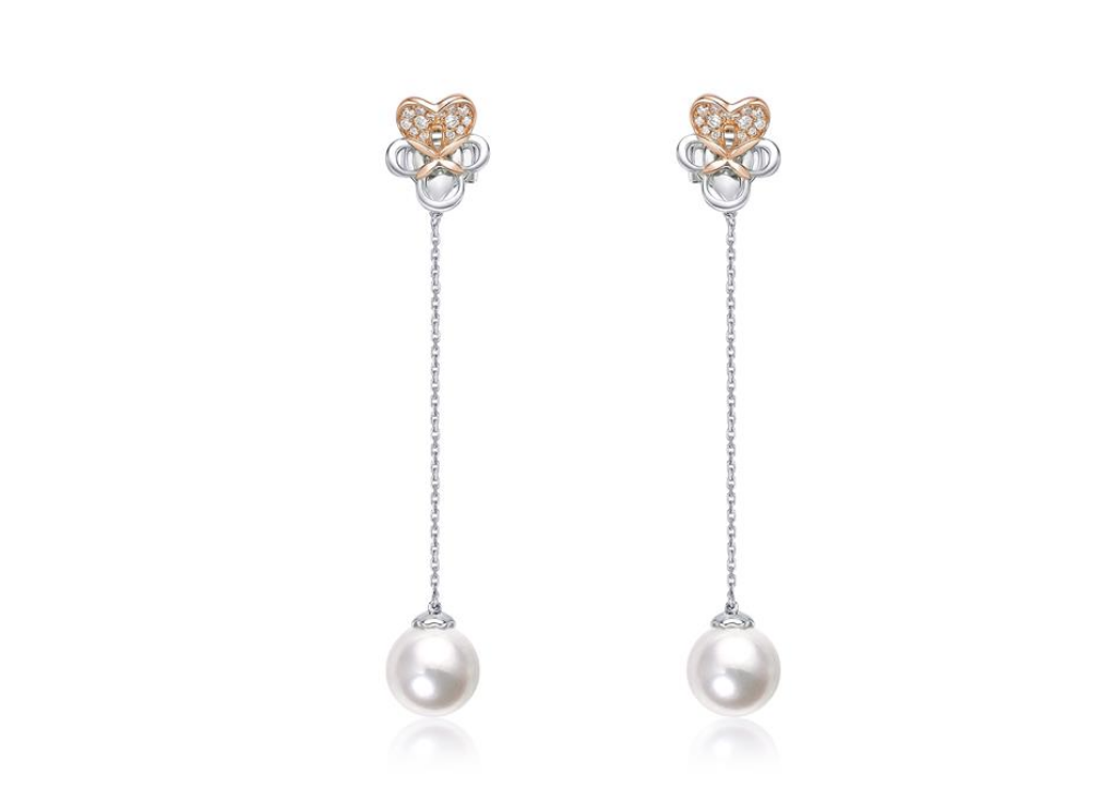 周大福18K/750 白色及玫瑰色黃金美鑽珍珠長春花心形線條垂墜耳環$7,800