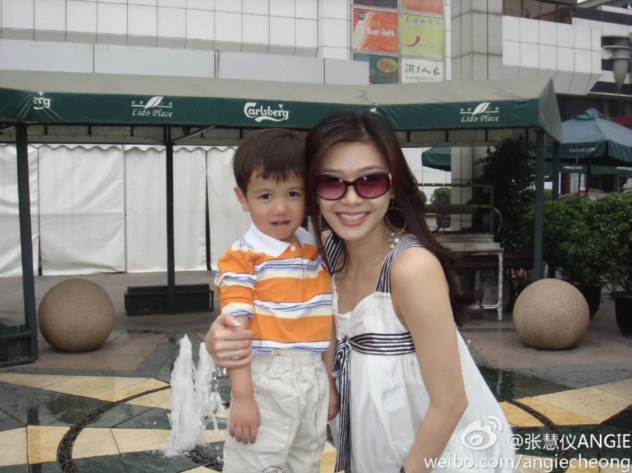 張慧儀與養子Hanson（張晃維）合照