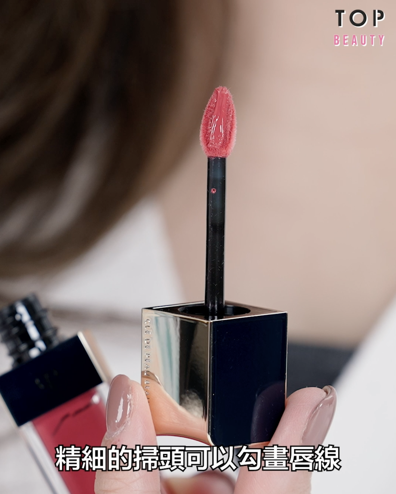 潤澤唇釉可以毫不費力於唇部順滑塗抹同時鎖緊水分!
