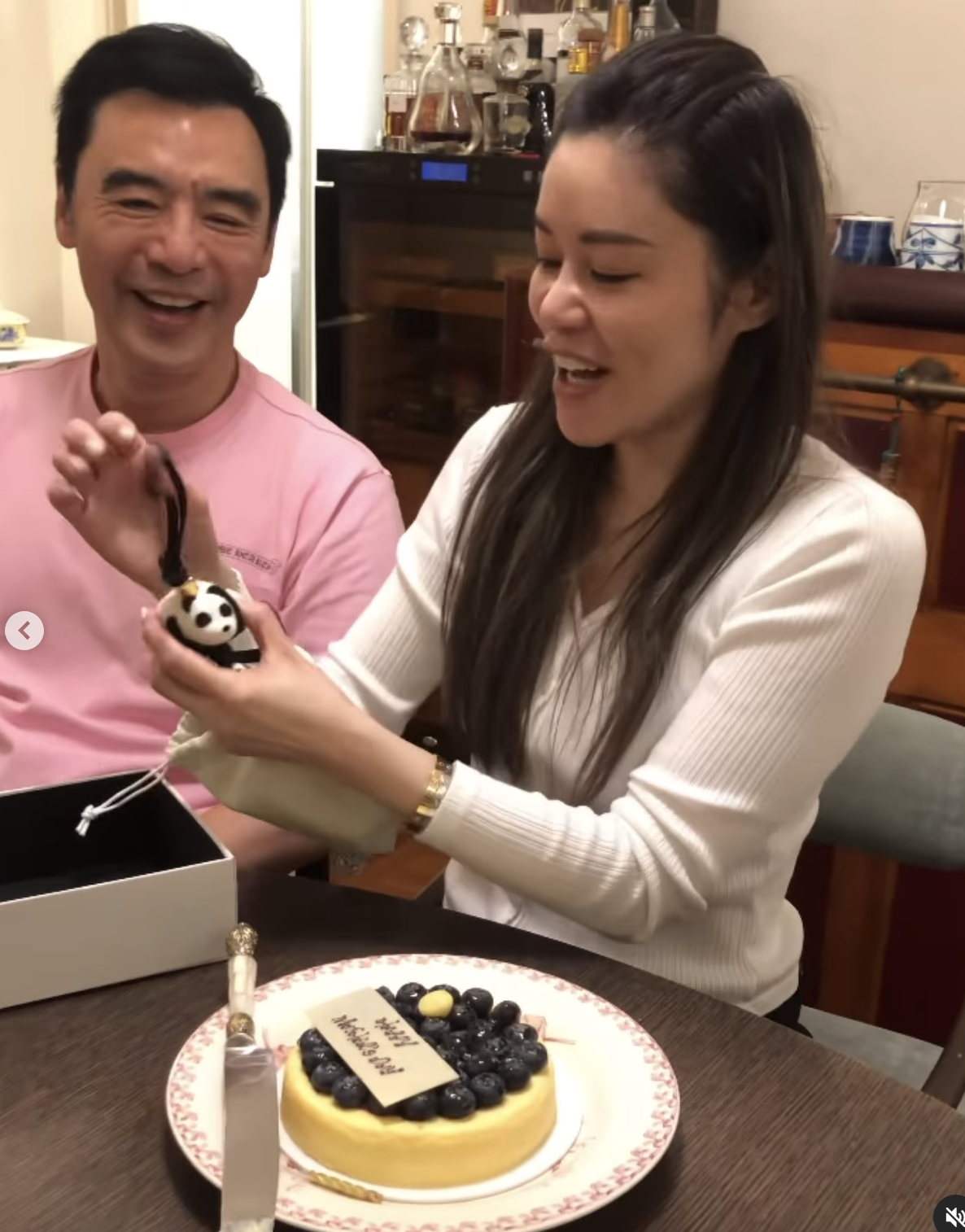 鍾鎮濤大女鍾嘉晴母親節與范姜素貞慶祝