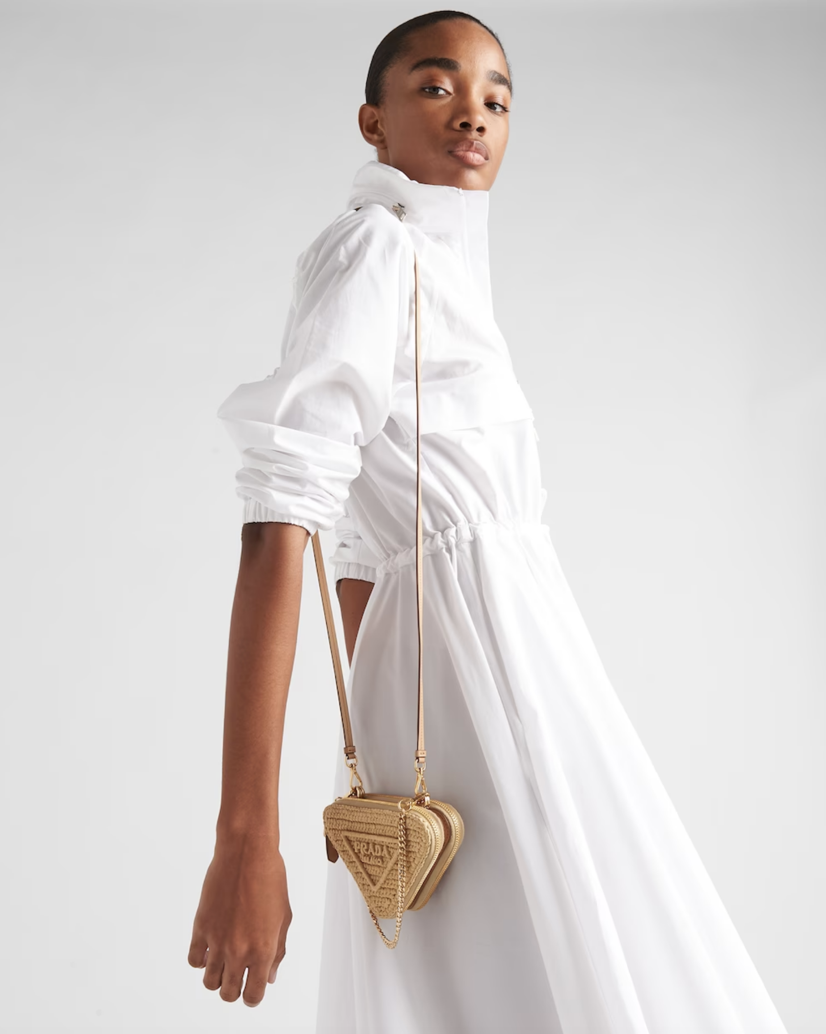 淺米色迷你包超適合夏天的清新造型。