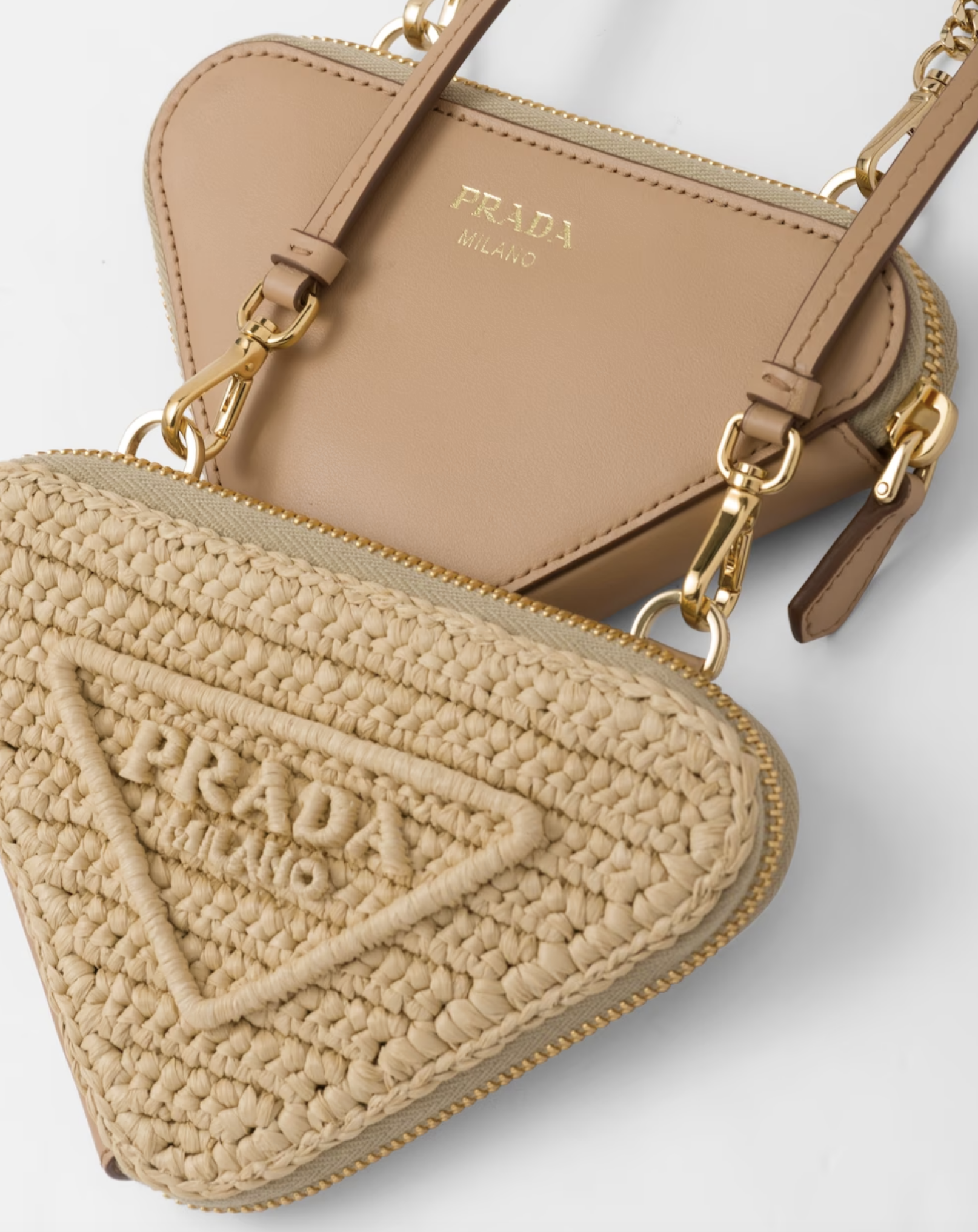 今次PRADA就把經典三角形標誌改造成筆挺的迷你萬用袋