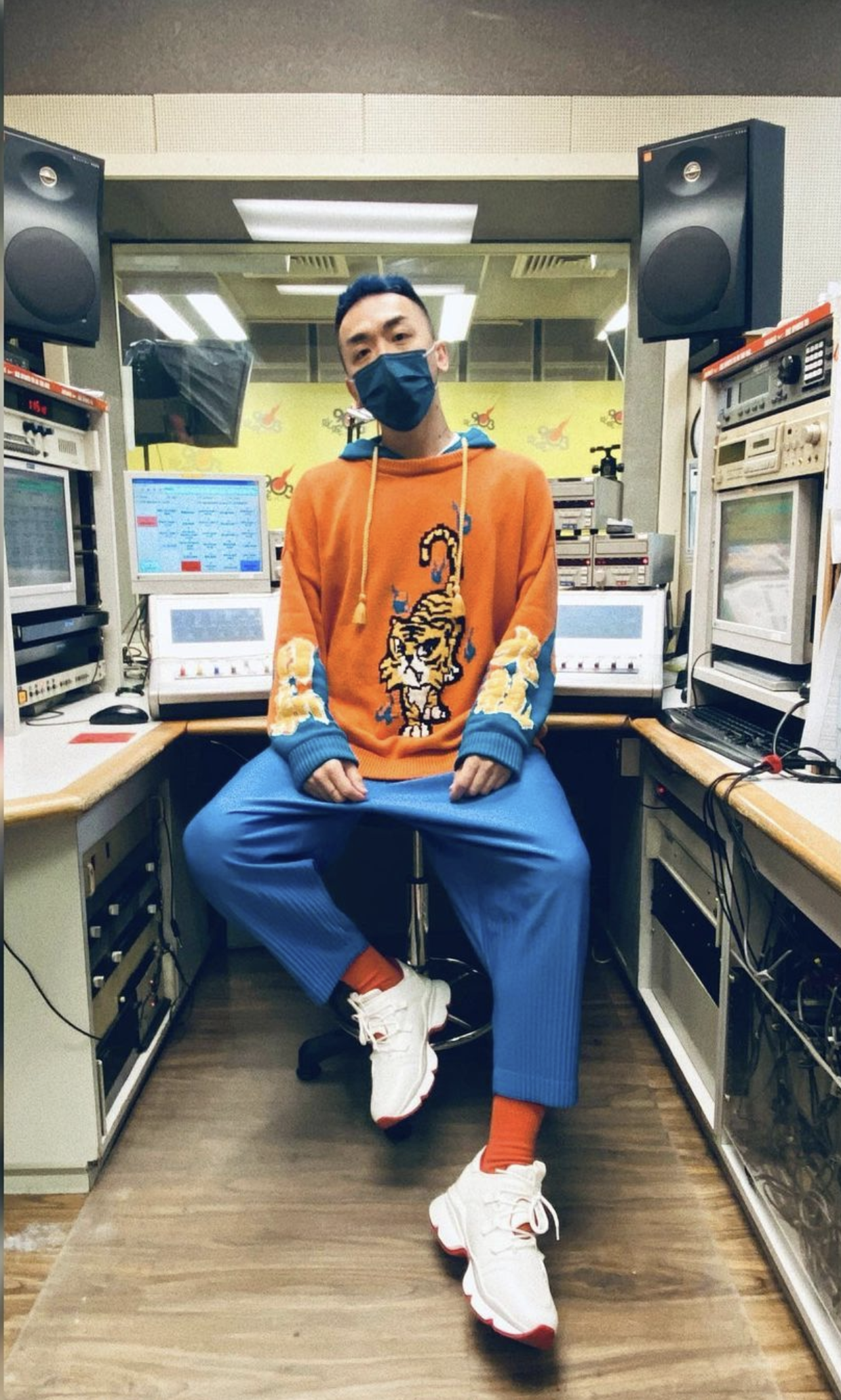 商台於2月27日中午發聲明指暫停梁文禮主持職務作警戒