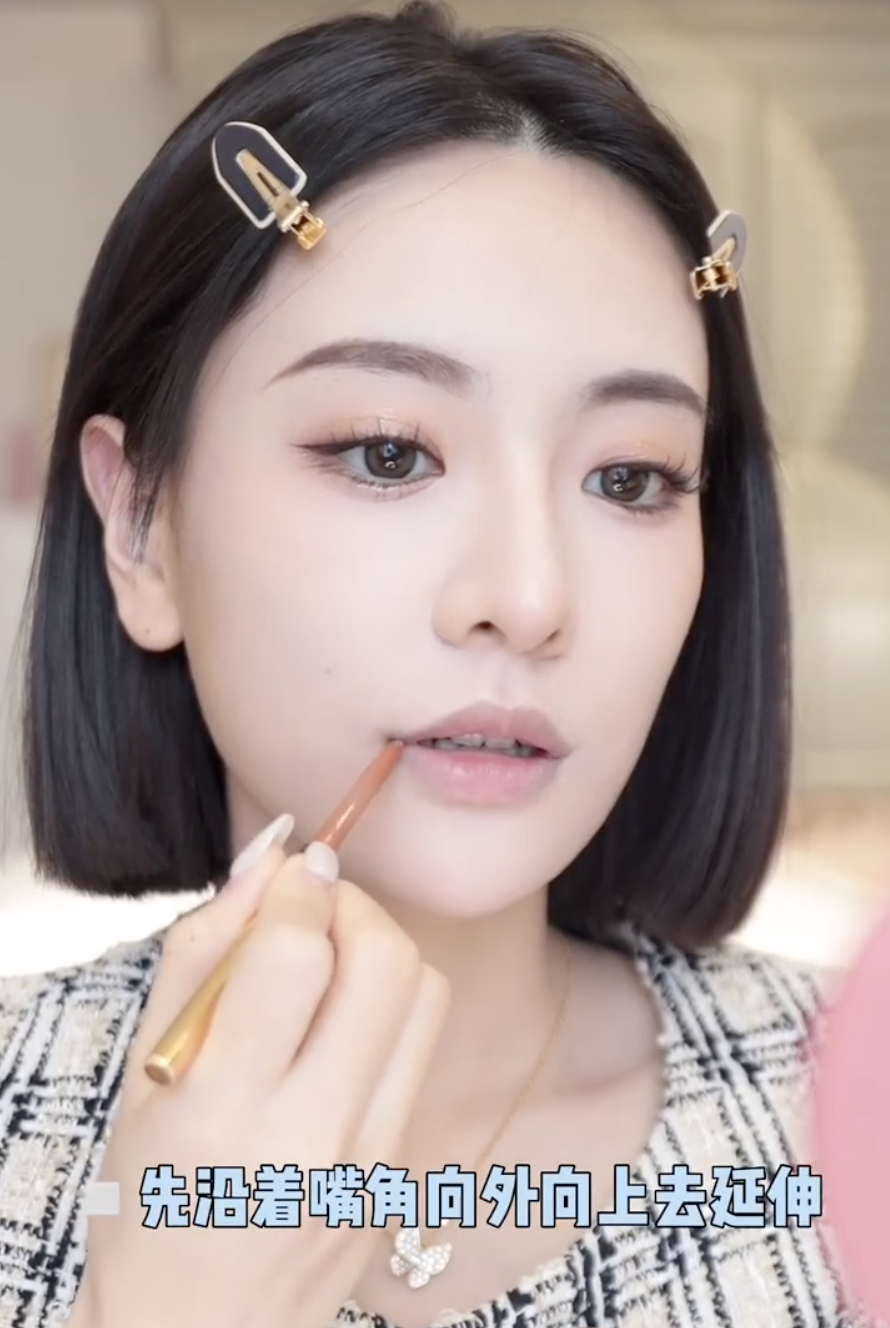 沿著嘴角位置向上畫一條短短的線作延伸