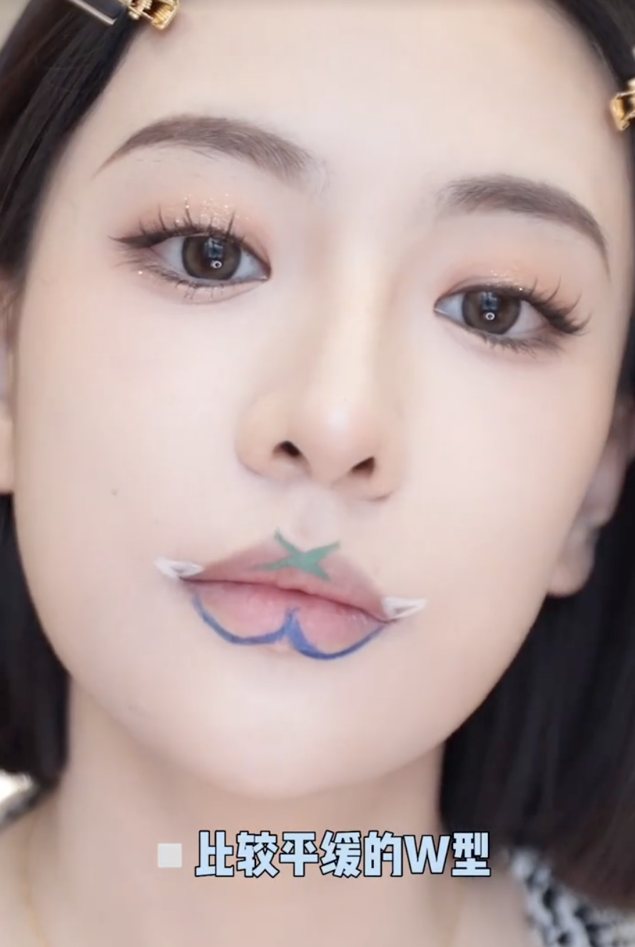 勾畫出飽滿的唇峰和圓潤的下唇,作修飾唇形的效果