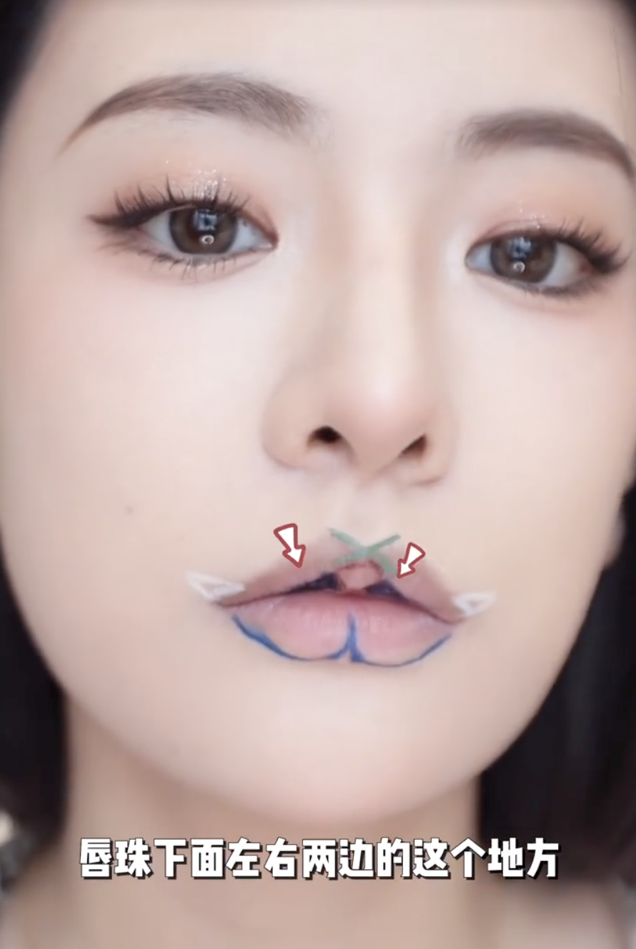 韓式微笑唇畫法教學:加深線條唇色