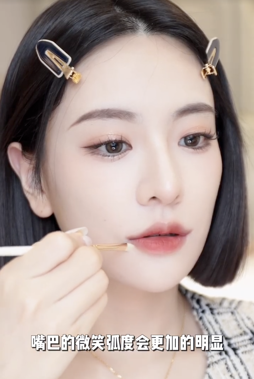 嘴角下唇暗沉的位置輕輕遮蓋
