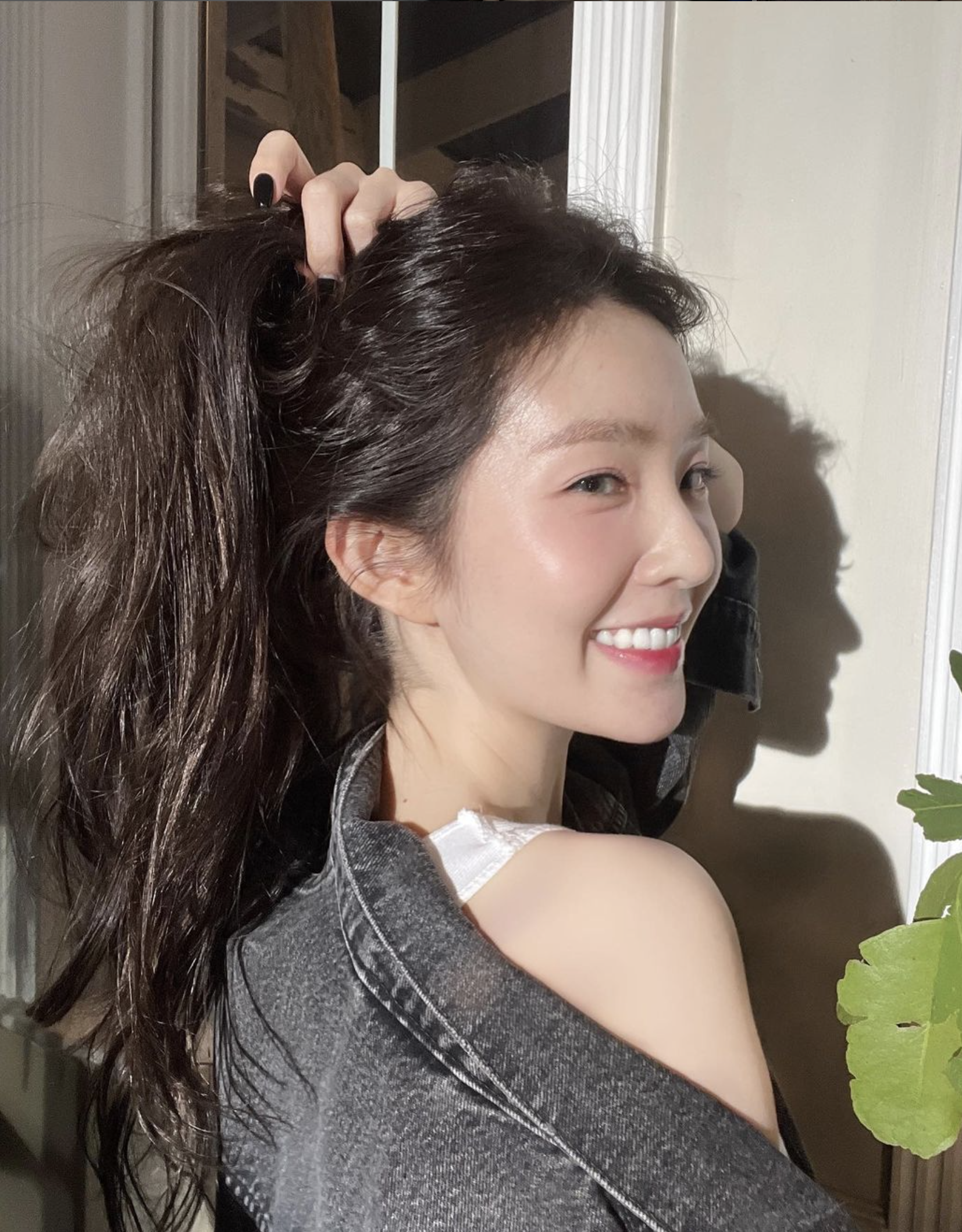 黑茶色不但看起來髮質更好，而且是偏冷色調，不論你的膚色如何，都能輕鬆駕馭。