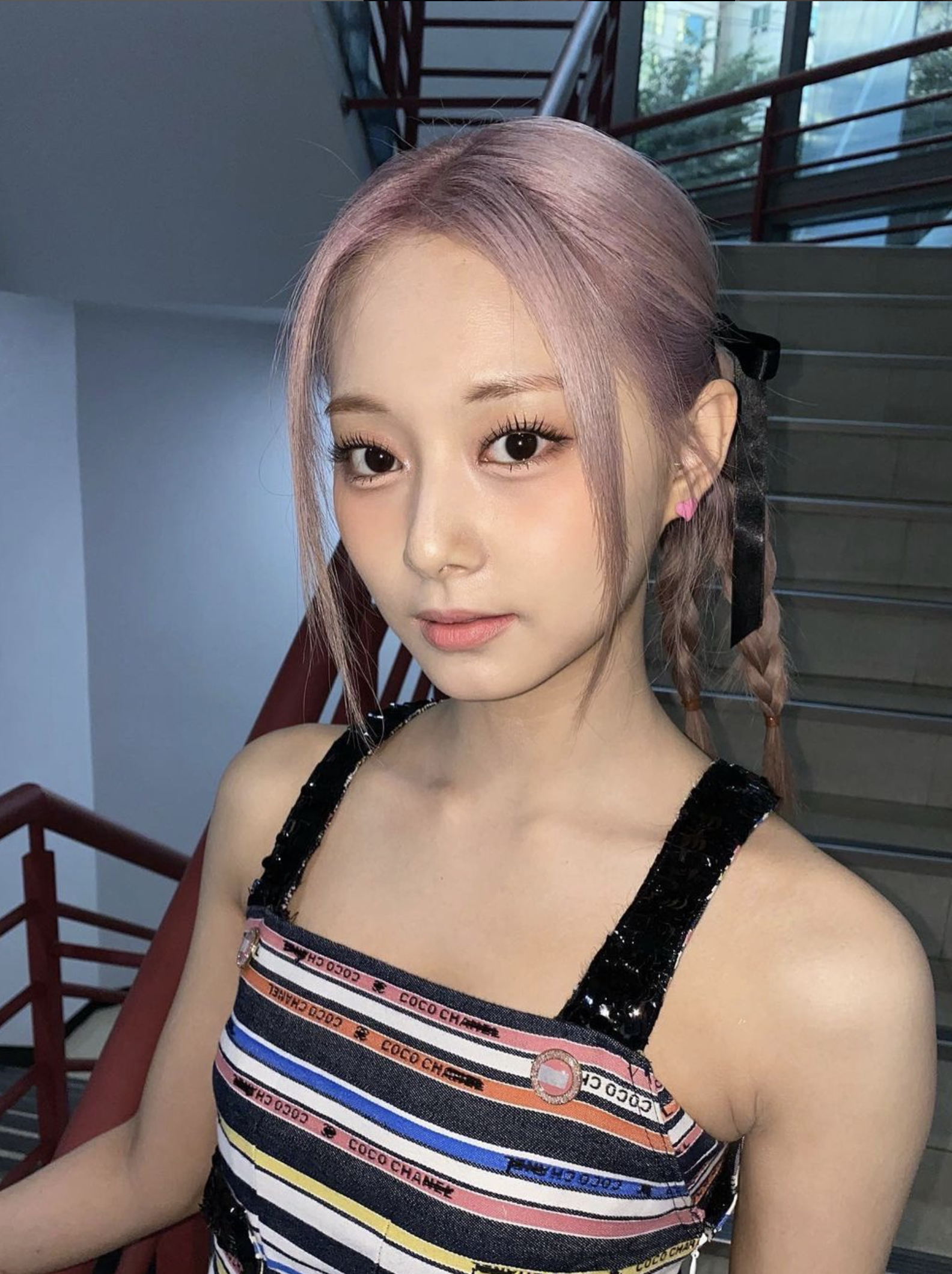 把頭髮染成薰衣草紫除了讓皮膚顯白外，更帶有種甜美、溫柔的氣質。