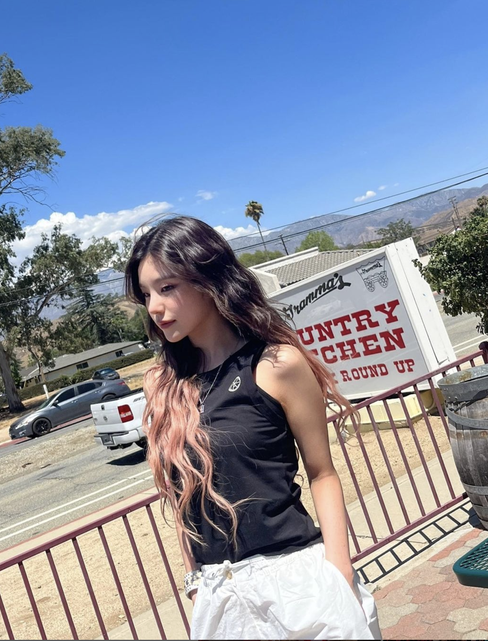 淡淡的玫瑰色不會過度搶眼，很有氛圍感！