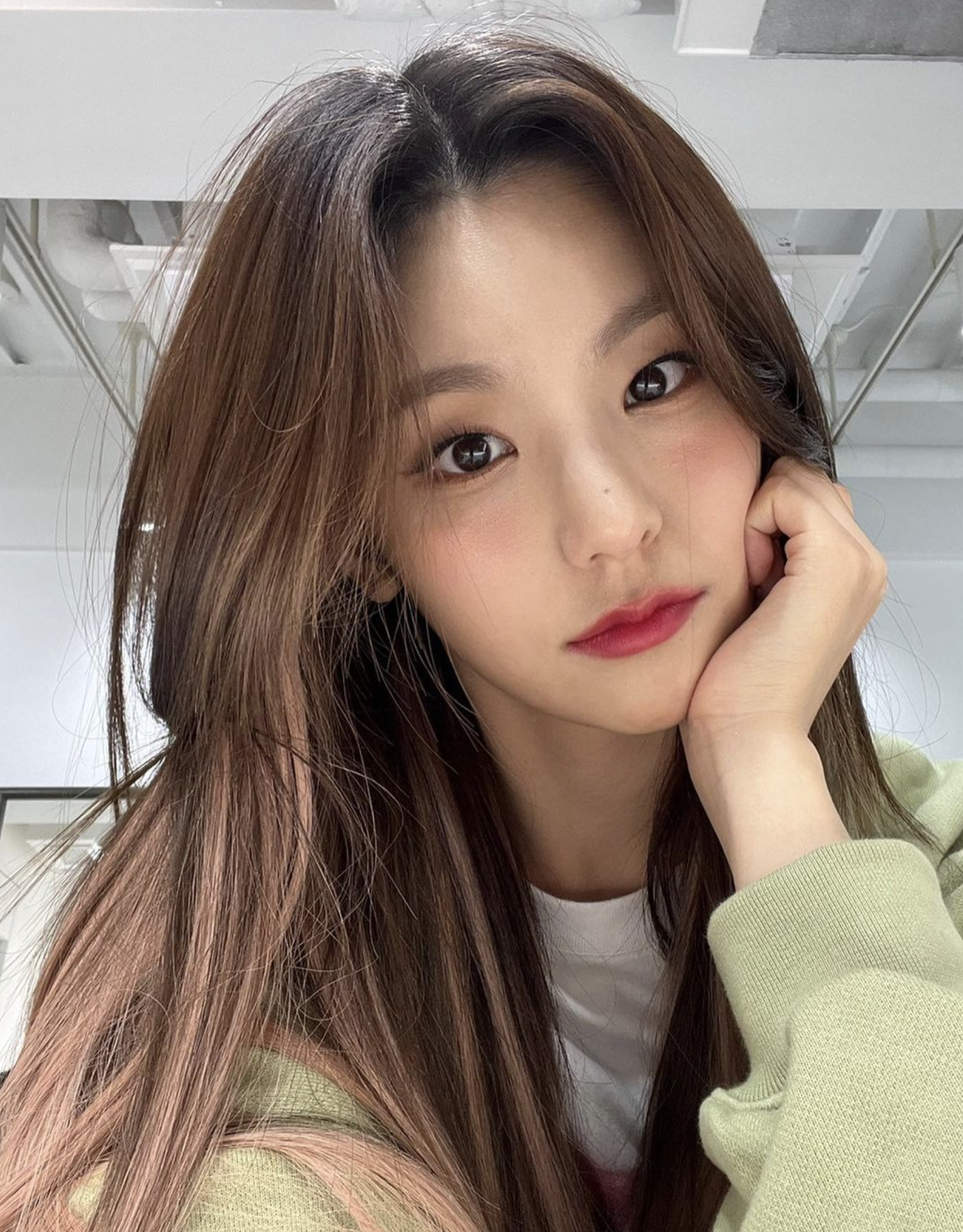 2023熱門髮色趨勢：玫瑰粉棕裙襬染