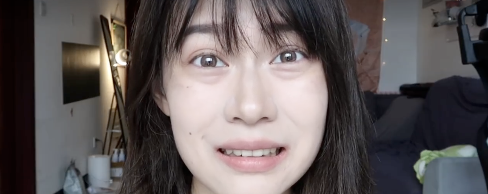 乾濕分離遮瑕法指的是黑眼圈的位置使用「濕遮」,而淚溝的位置則使用「乾遮」。