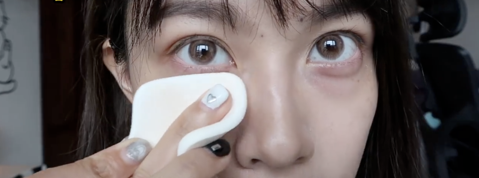 1/用粉餅吸油脂