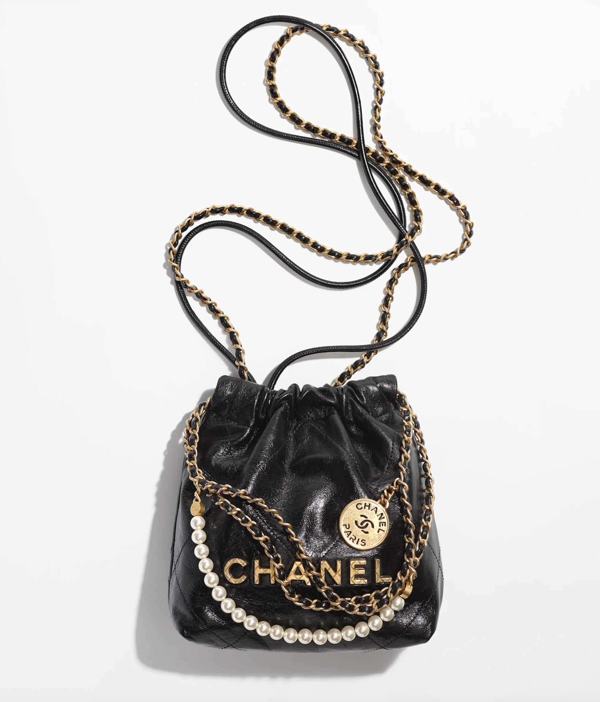 手袋是品牌最新推出、售價42,500港元的Chanel 22 mini bag。