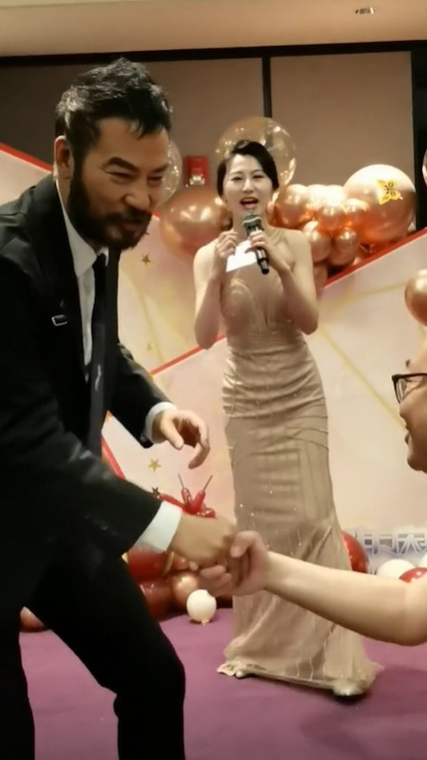 任達華臨走前更主動走前同粉絲握手告別。