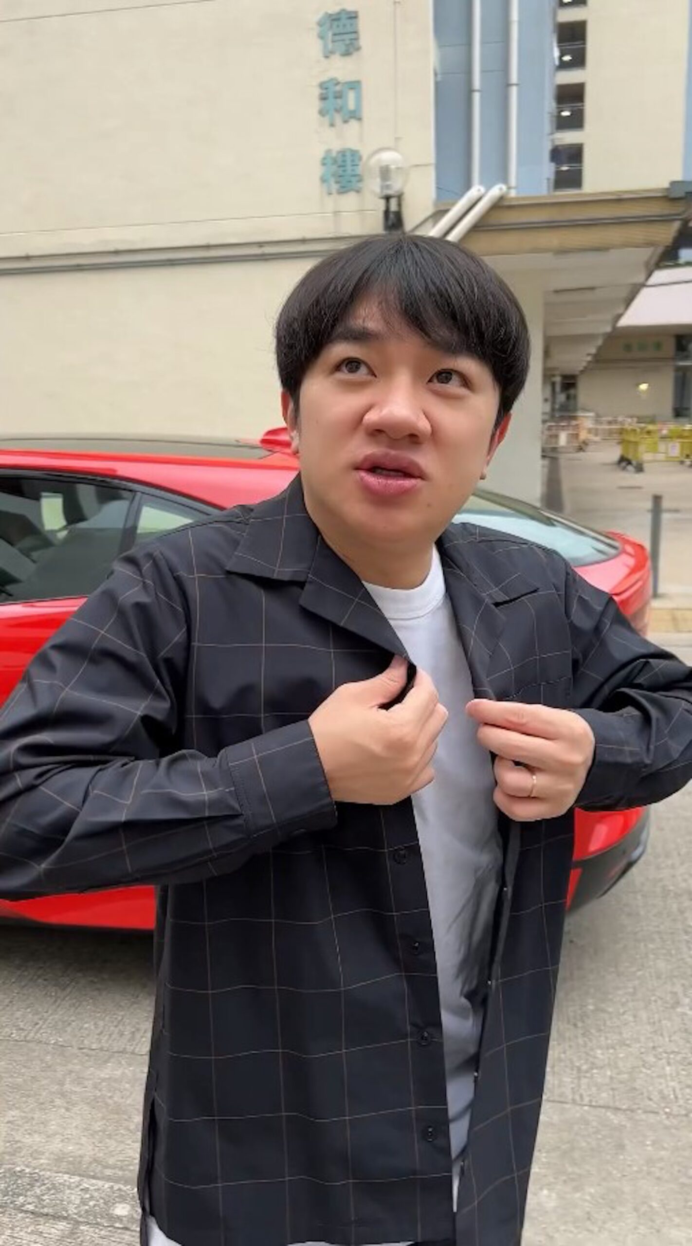 王祖藍揸過百萬紅色積架跑車返母校卻成為了焦點。