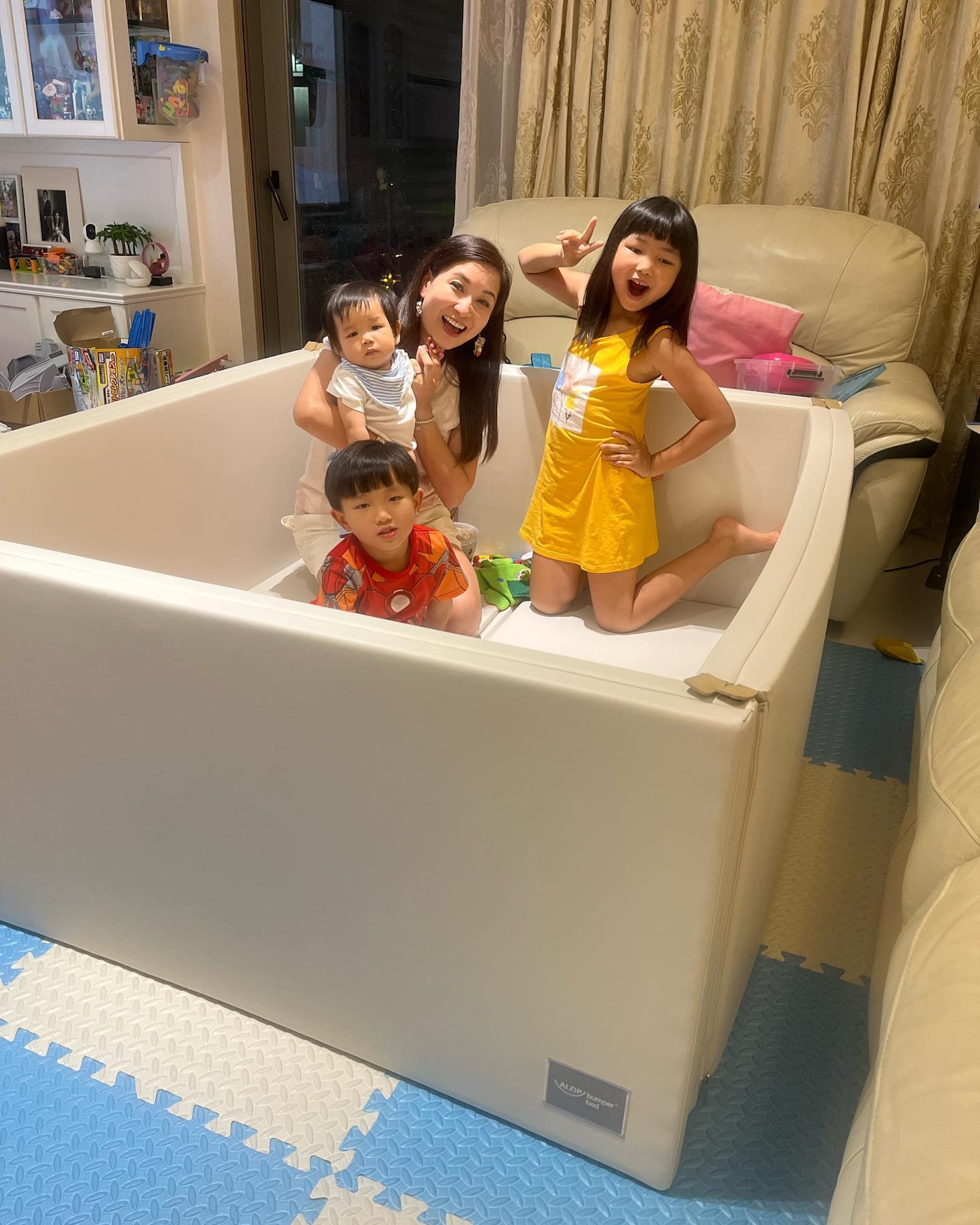 客廳中間圍上BB圍欄成小朋友的活動空間。