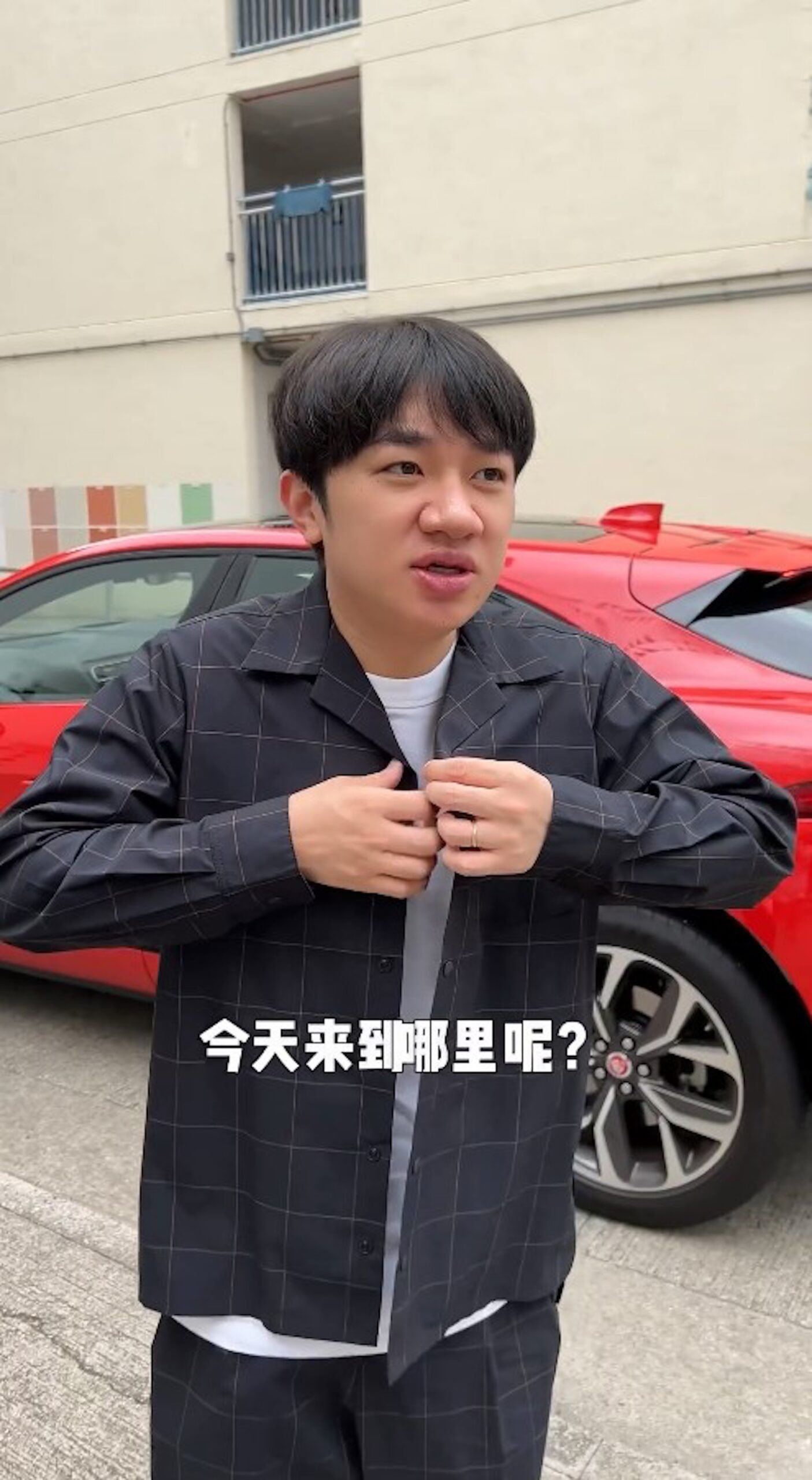 王祖藍回校時一身樸素打扮,但網民將焦點放在他身後的積架。