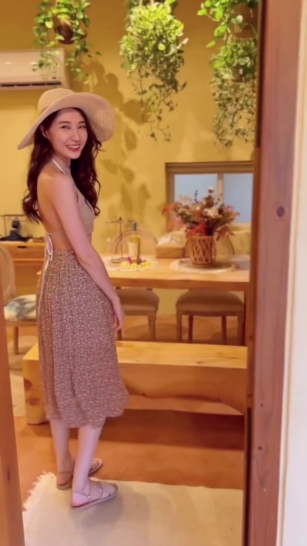 悉心打扮的陳詩欣穿上疑真空的大露背裝,任陸浩明影到夠。