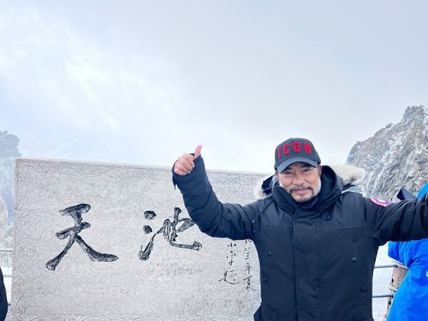 任達華身穿厚重戲服、頭戴保暖帽的他留有白鬚,一臉風霜,與平日的型男形象有極大分別。