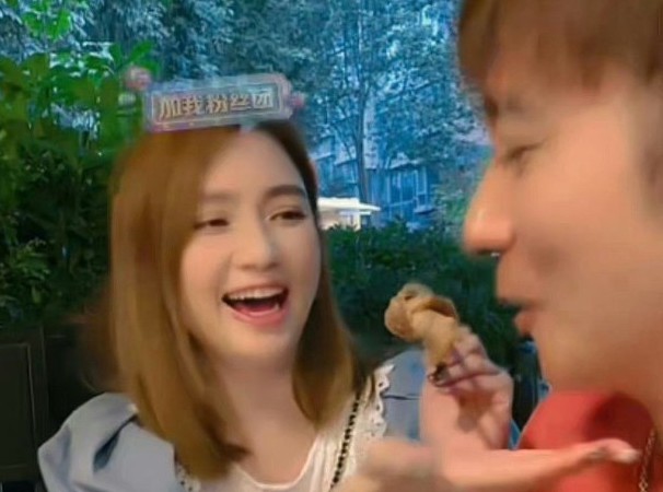 洪欣親自烤肉，再親手餵到張丹峰口中。