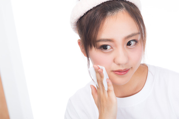 卸妝時順著肌膚紋理單向擦拭。