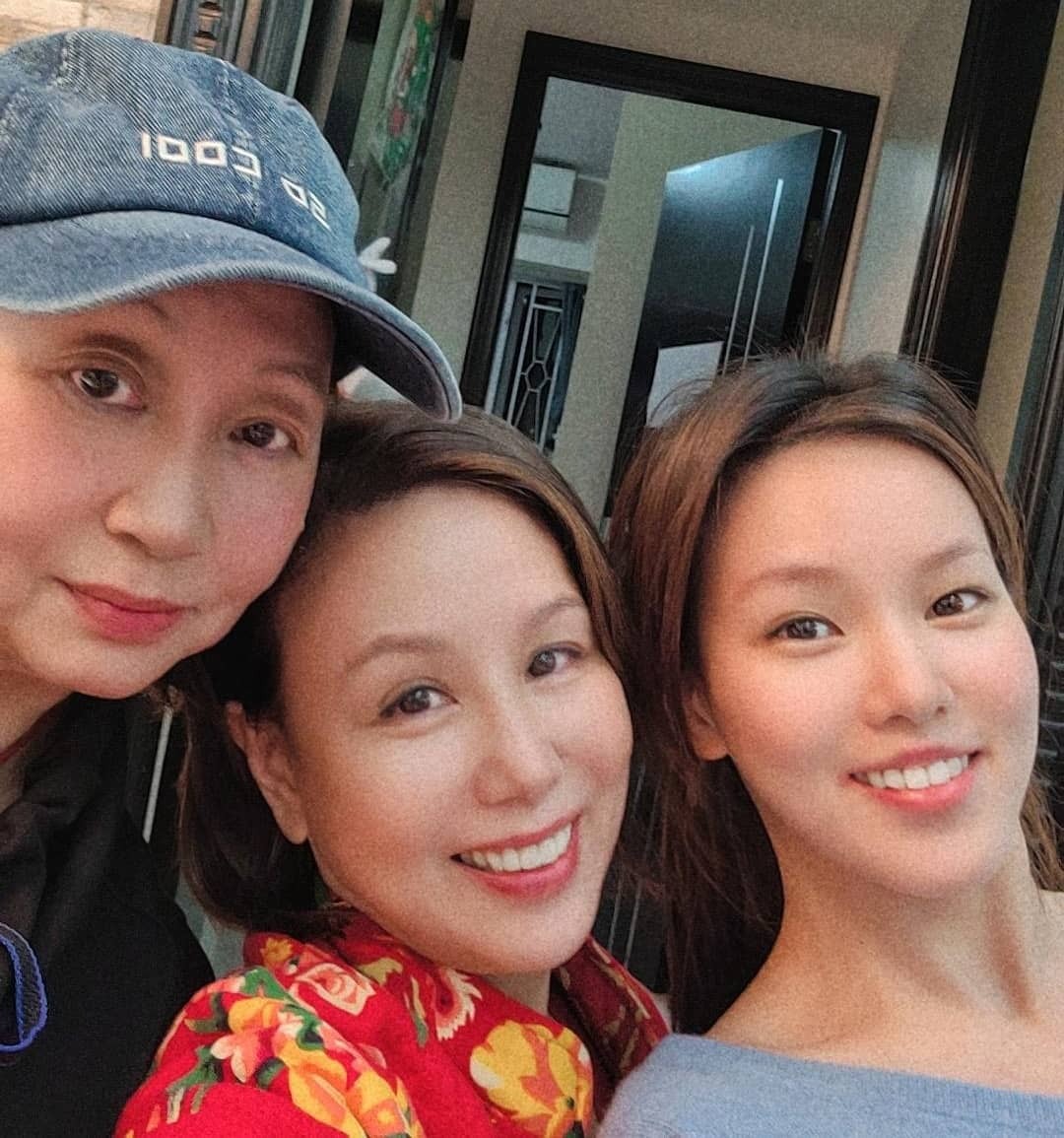 元秋陪師妹及師弟參加《功夫》試鏡選角時,被周星馳注意到,便再三邀請她復出演戲。