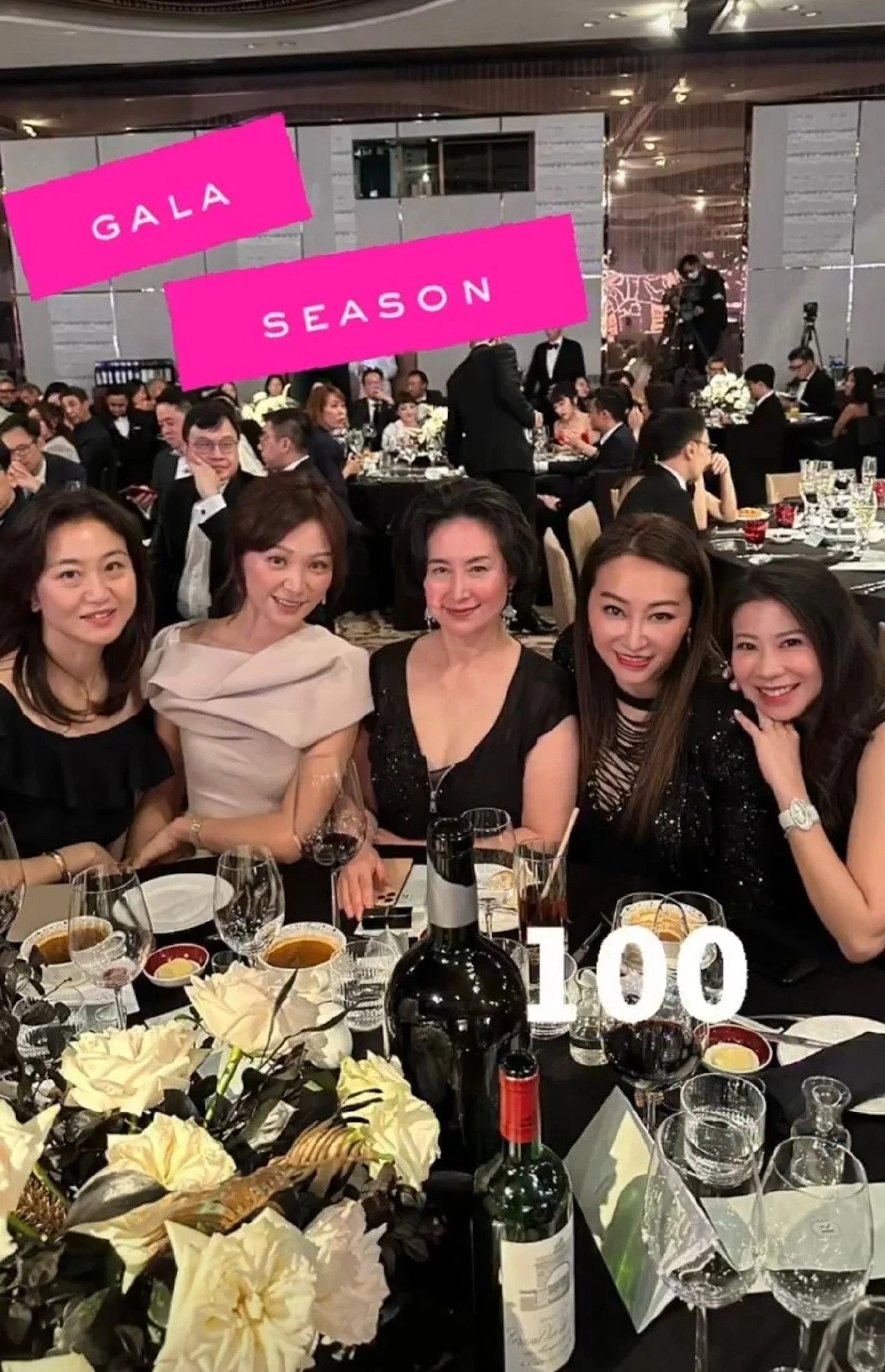 早前何超瓊獲邀出席政商名流聚會，罕有以黑色低胸晚裝搶盡鏡頭。