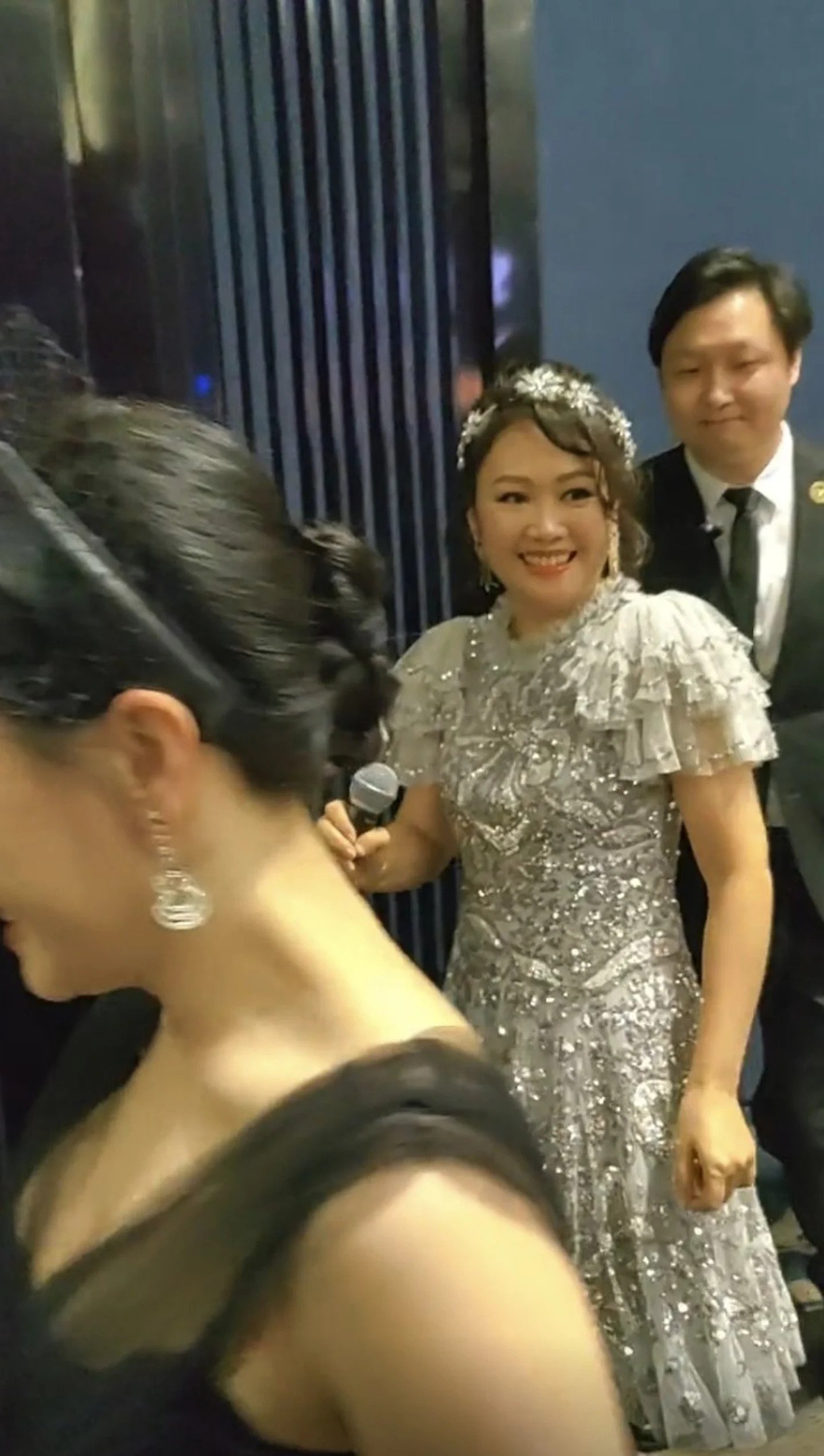 化上精緻妝容並身穿Bling Bling連身裙的梁小冰在台上獻唱。