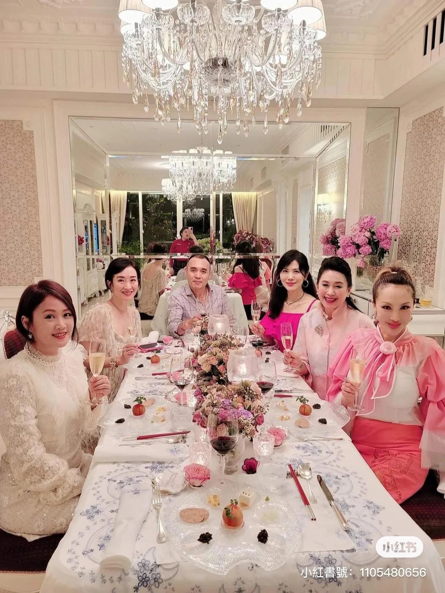 梁小冰被閨蜜出賣上載未經修圖的原圖,相中的她的身形明顯浮腫、下巴圓潤。