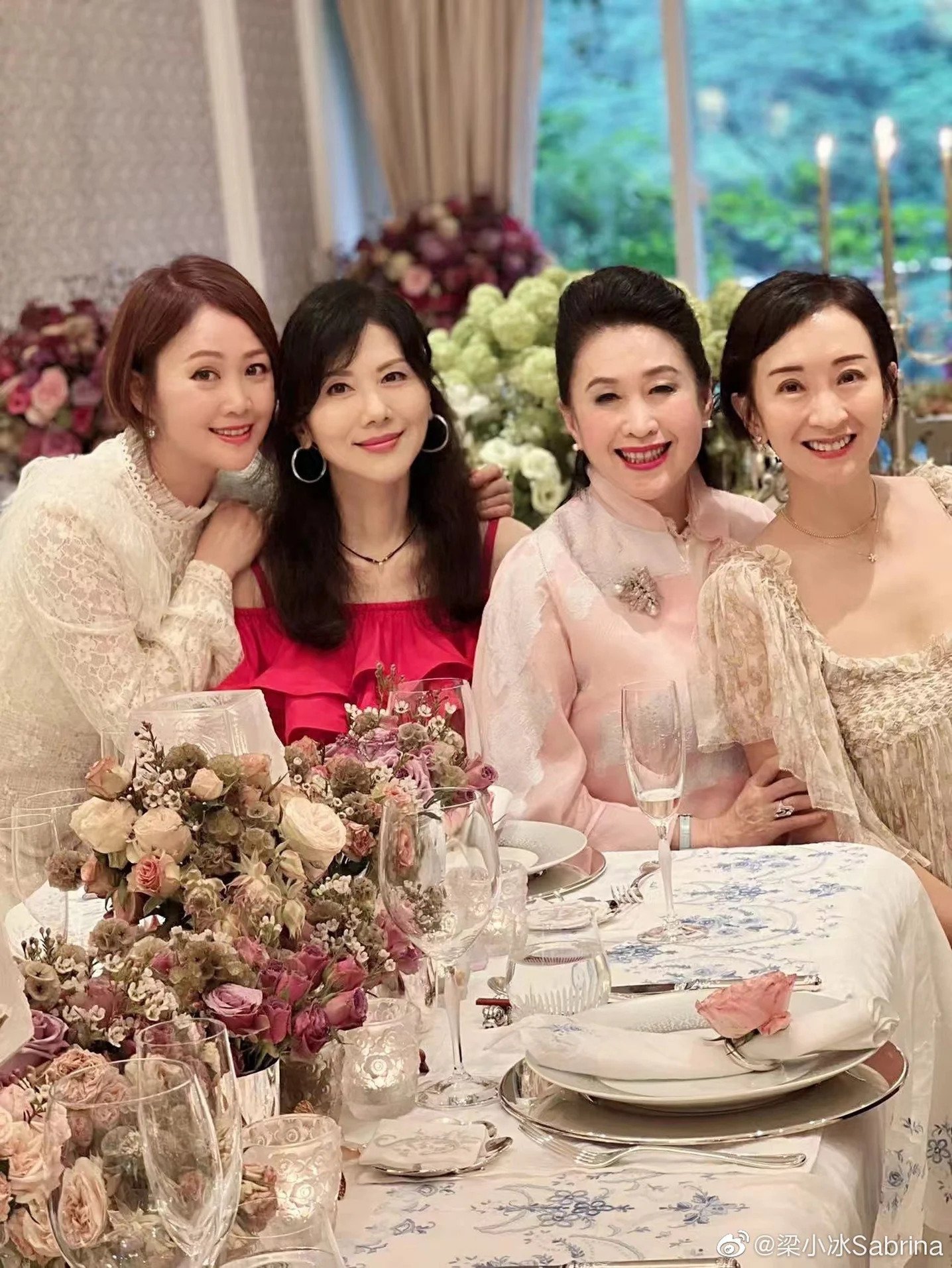 梁小冰自己post出的相則身材Keep得很好,有 V shape 面型。