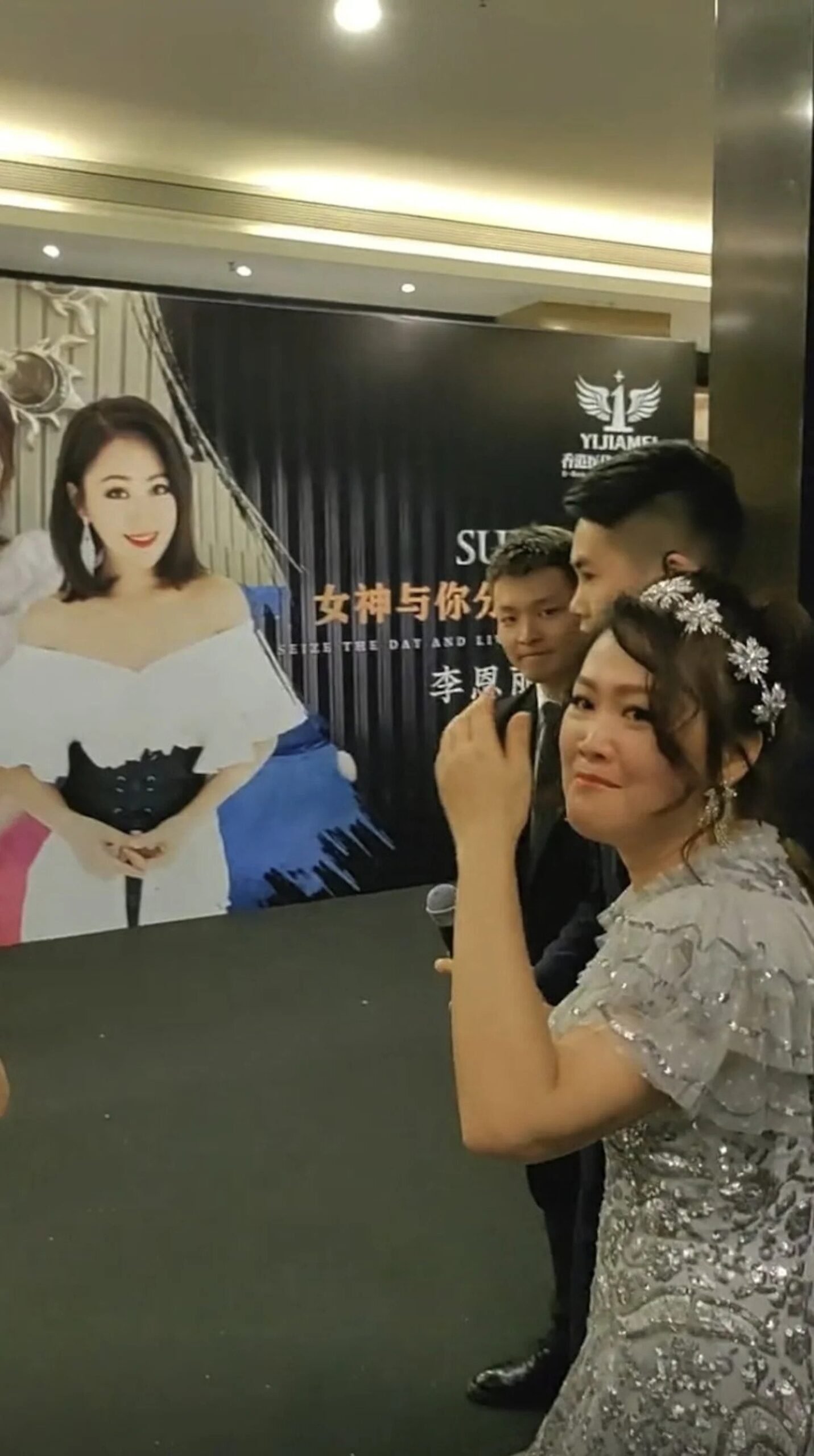 久未現身公開活動的梁小冰身形明顯圓潤了不少,不但手臂粗壯,更驚現雙下巴!