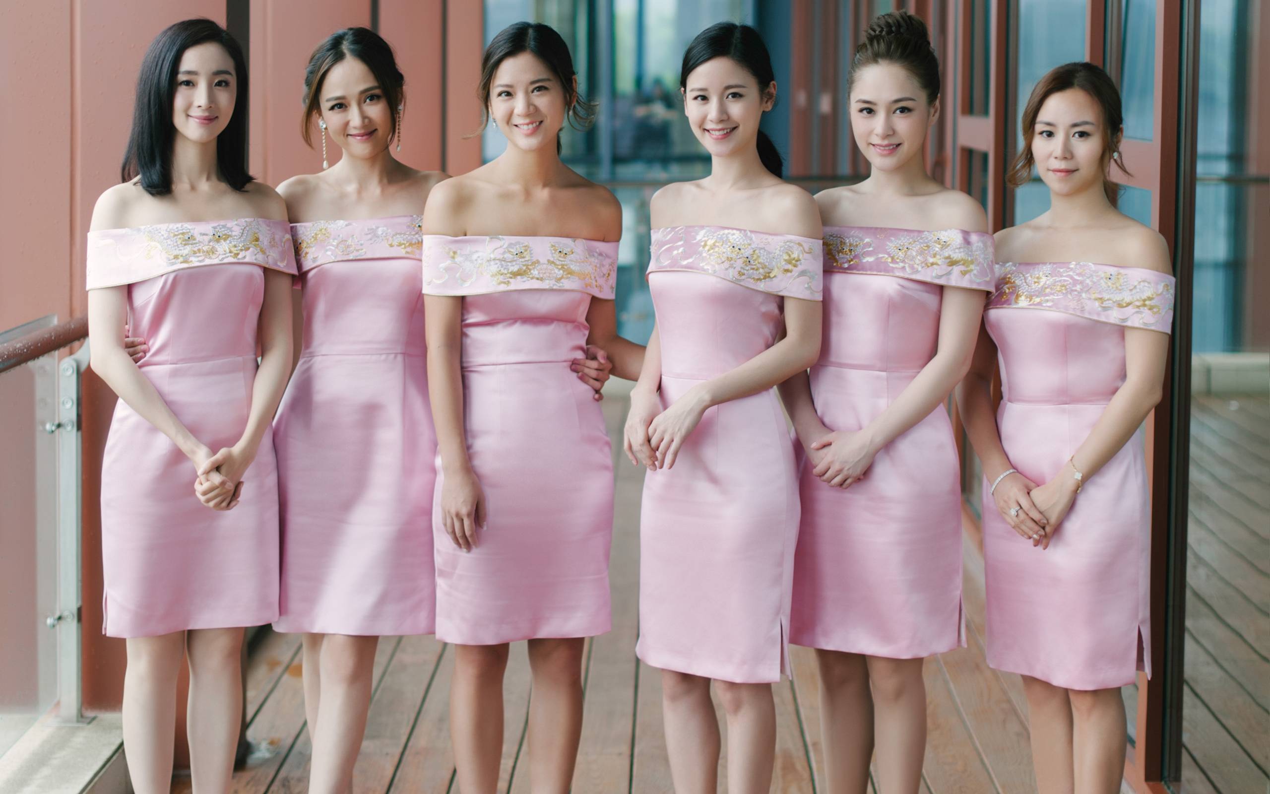 姊妹裙長度不宜太短。