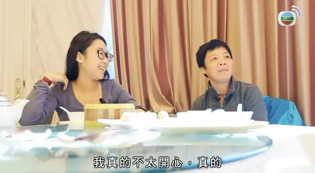 對於Macy這種極端儲錢方法,她的媽媽感到失望,指責Macy自私,有收入卻完全不對家人負責。