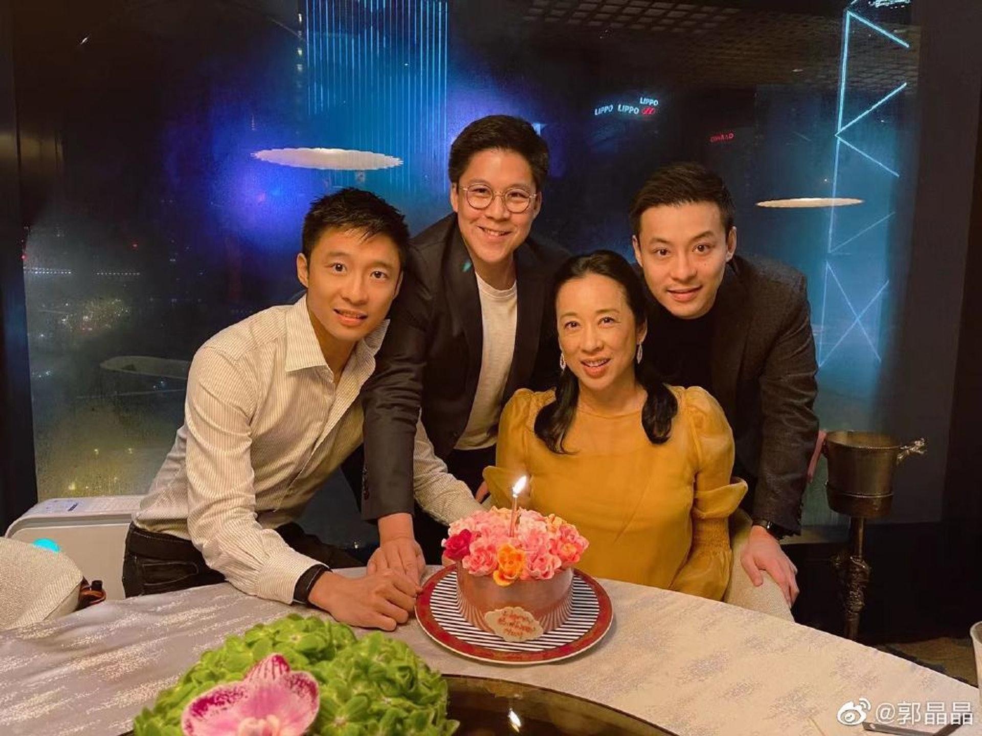 霍啟仁是霍震霆和朱玲玲的孻仔。