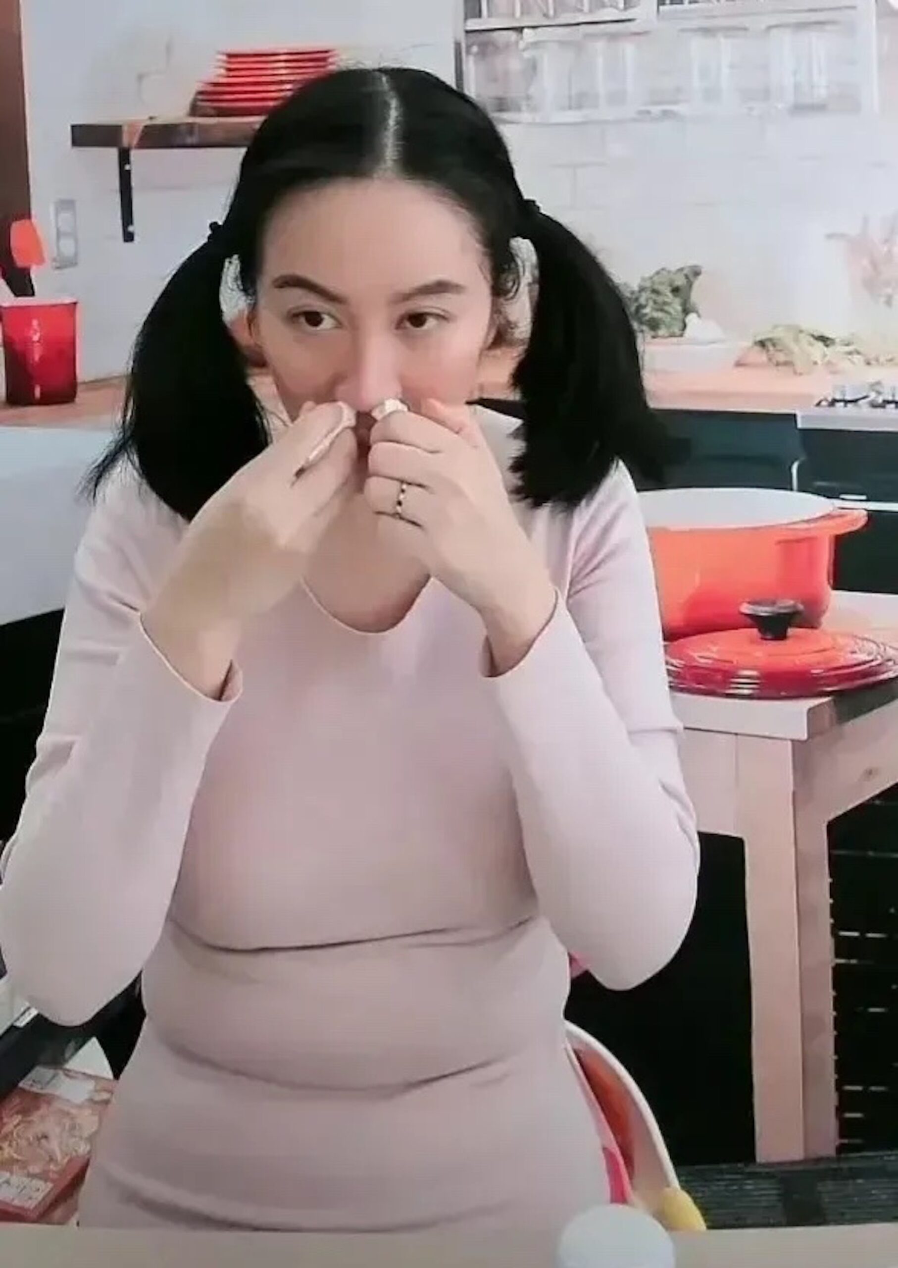 葉璇在內地直播時,做出很多大媽行為,被指粗魯沒有儀態。