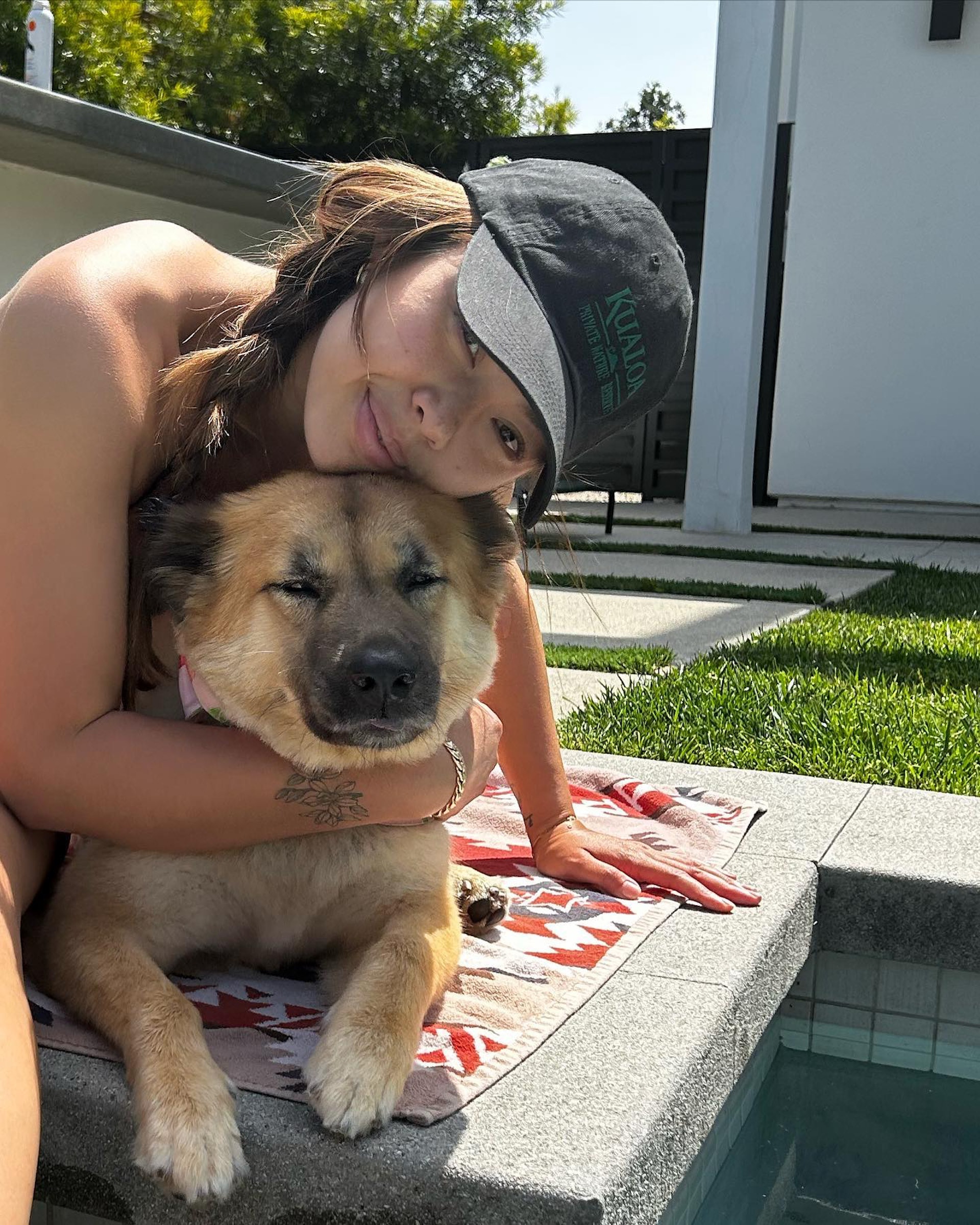 王曼喜家中擁有一個私人泳池,她平日會坐在泳池邊與愛犬一起曬太陽。