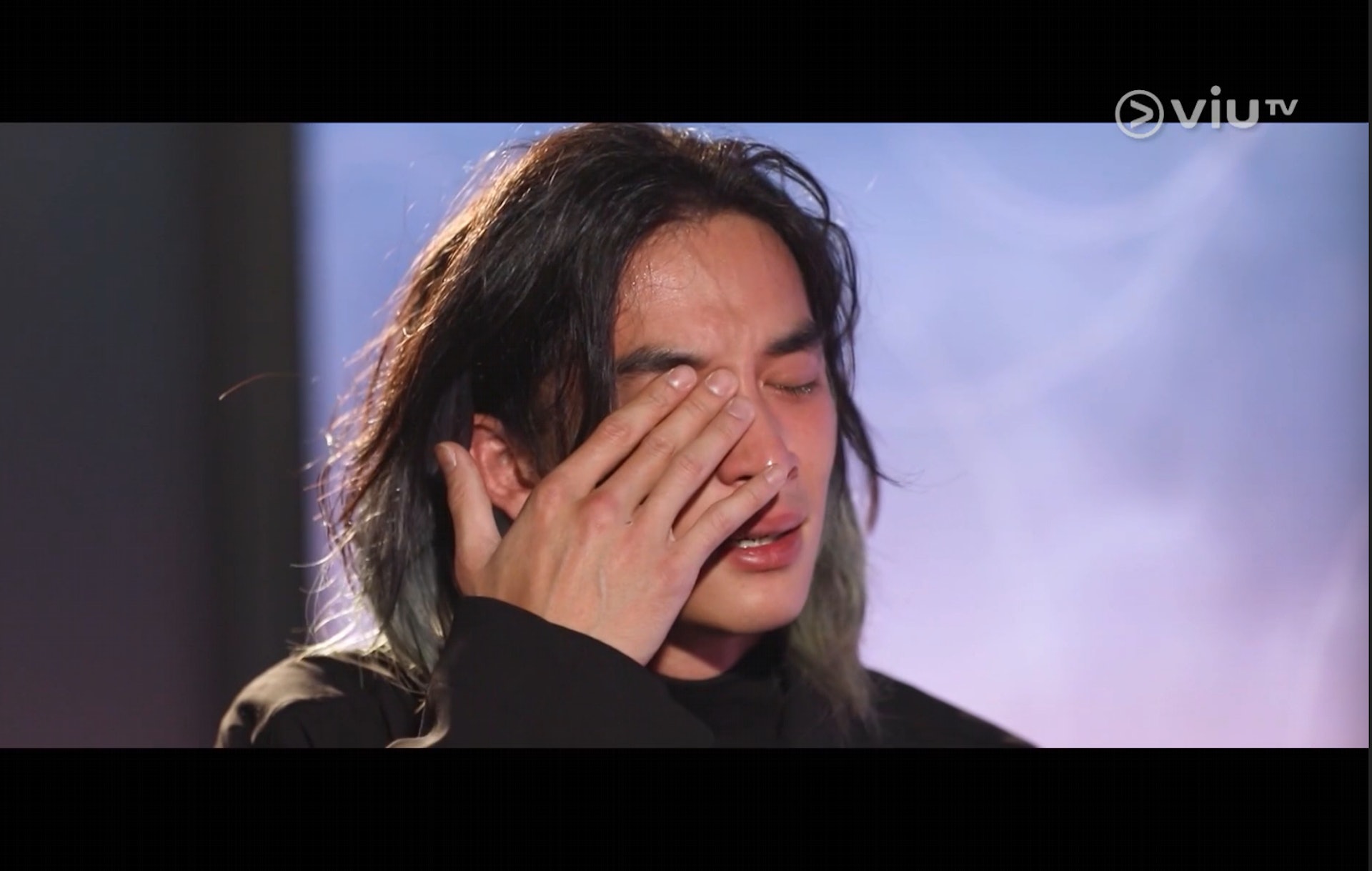 魏念恩憶亡母忍不住落淚。