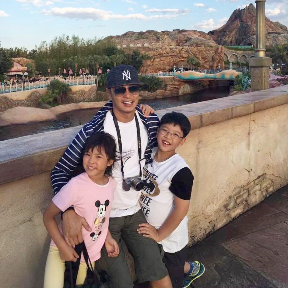 譚耀文不時分享與仔女的合照。