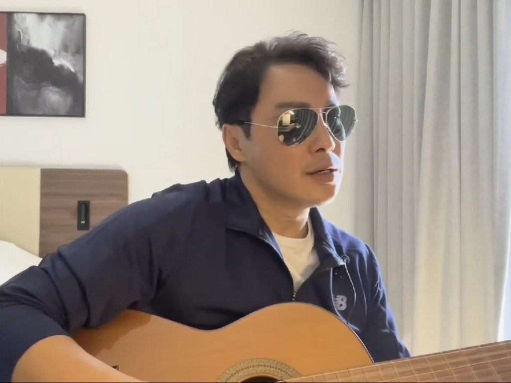 譚耀文喜歡彈結他。