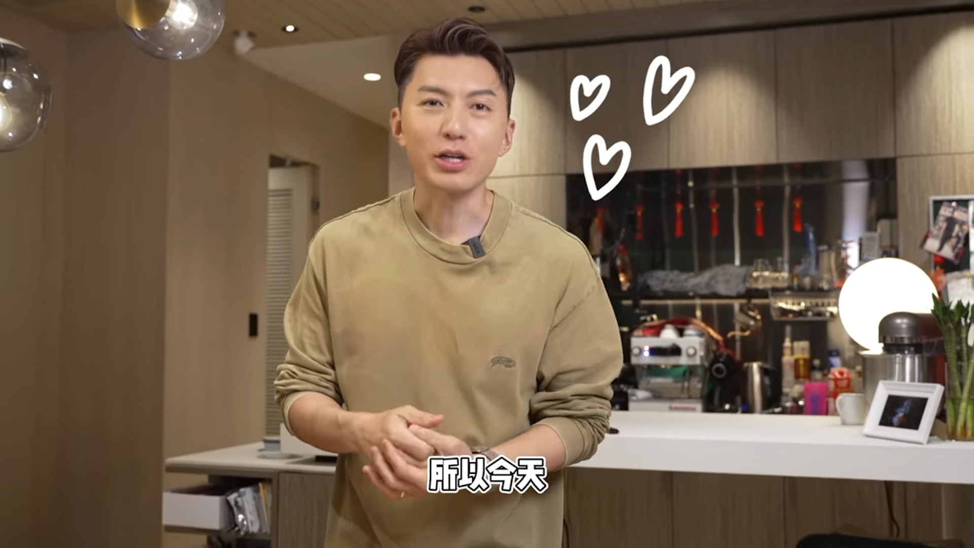 近日袁偉豪在社交平台上分享了自己在家中拍片整pizza的影片