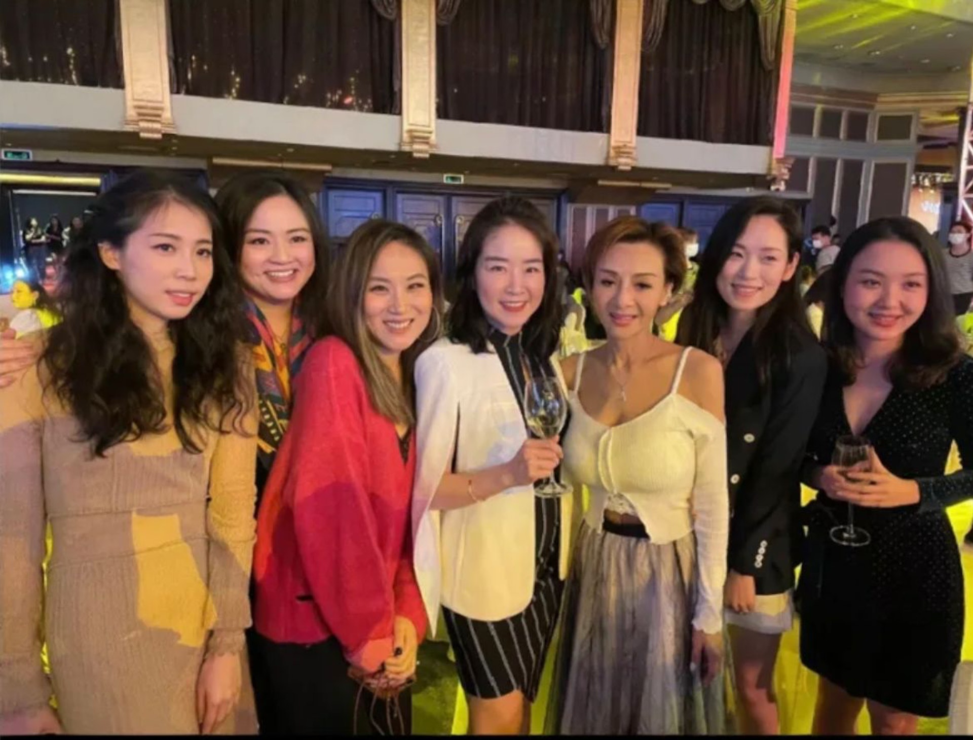 葉子楣身穿白色露肩吊帶上衣,緊身衣服盡顯傲人上圍。