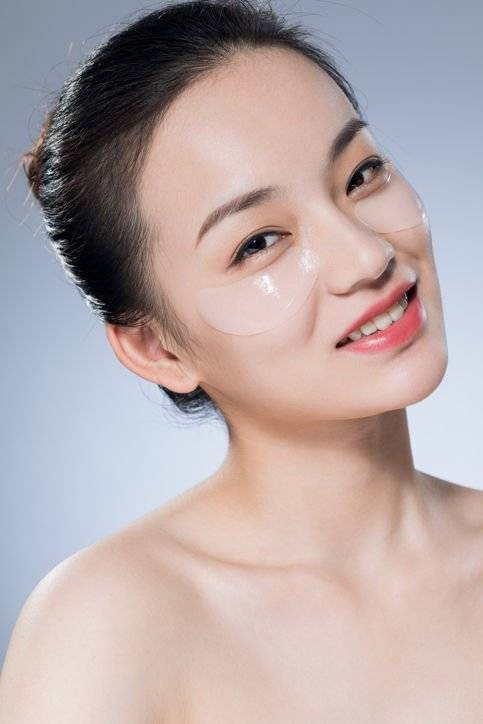 2天敷一次眼膜。