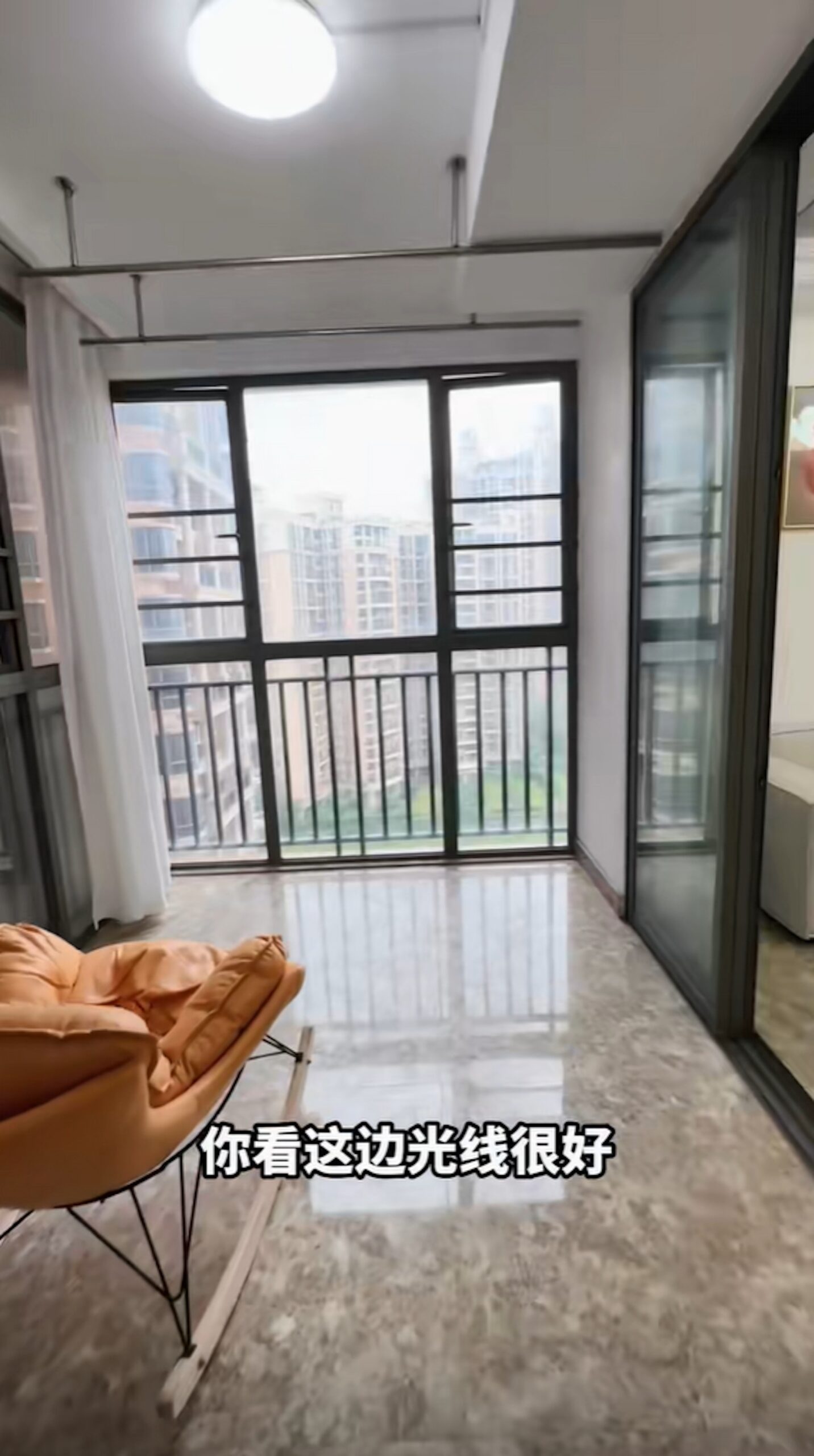 張文慈表示露台闊落,採光度十足,非常適合用作直播間