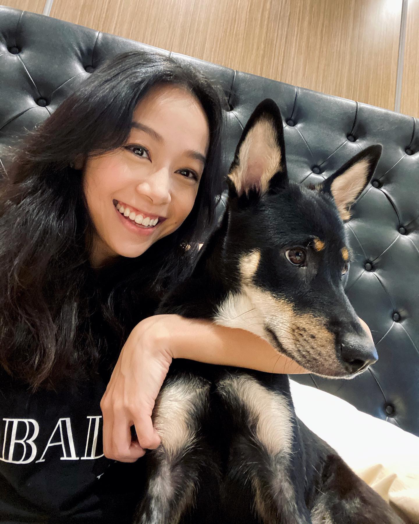 黃心穎後來領養了狗，在放狗時會跟其他狗主接觸、傾偈，慢慢就開始走出低潮。