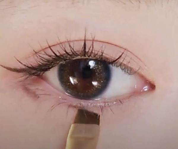 步驟二、標示眼瞼下至位置