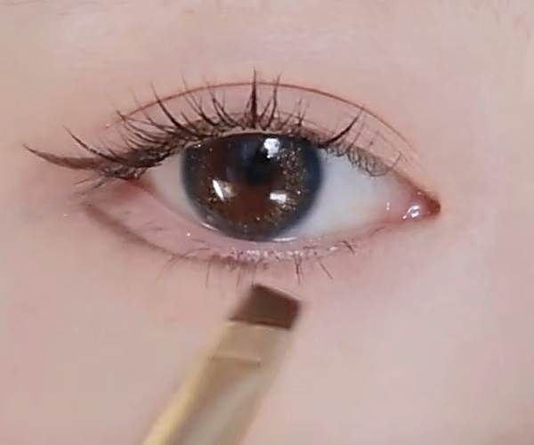 步驟三、畫出下至眼瞼線